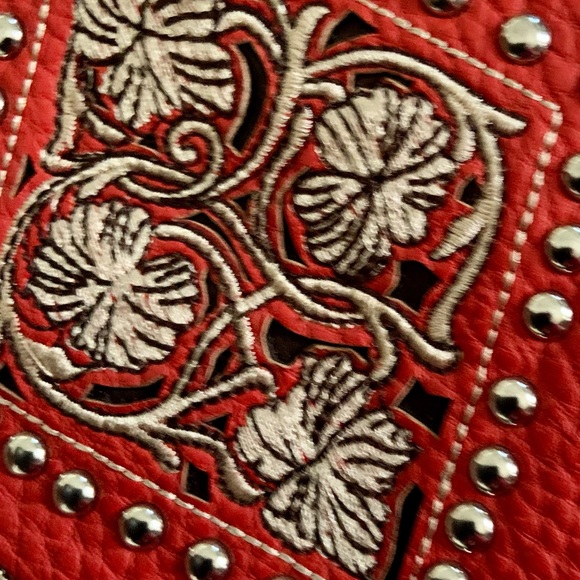 Small Shoulder Purse with exquisite detailing - Picture 10 of 11